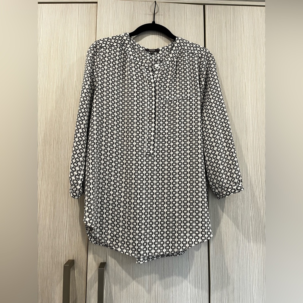 NYDJ 3/4 Sleeve Henley Blouse Black White Geometric Print‎ Size Small